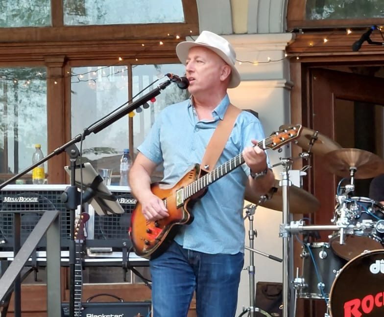 Iain an Gesang und Gitarre