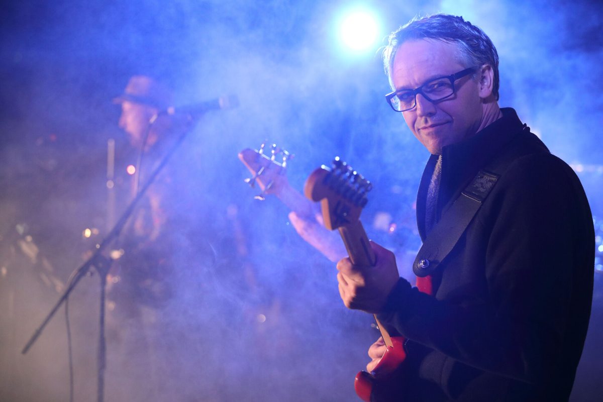 Nik an der Gitarre